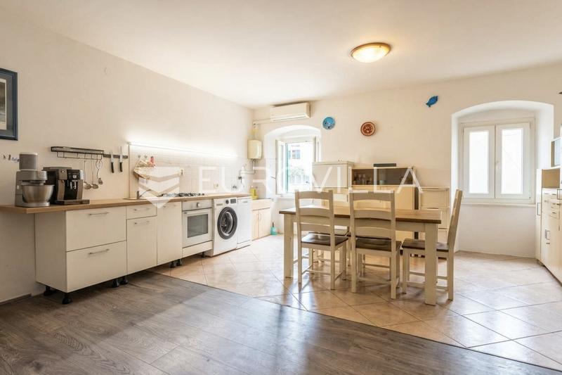 Makarska, Praça Kacic, casa histórica com espaços residenciais, de alojamento turístico e comerciais - 23