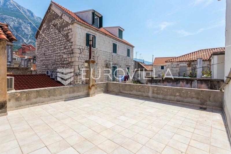 Makarska, Praça Kacic, casa histórica com espaços residenciais, de alojamento turístico e comerciais - 27