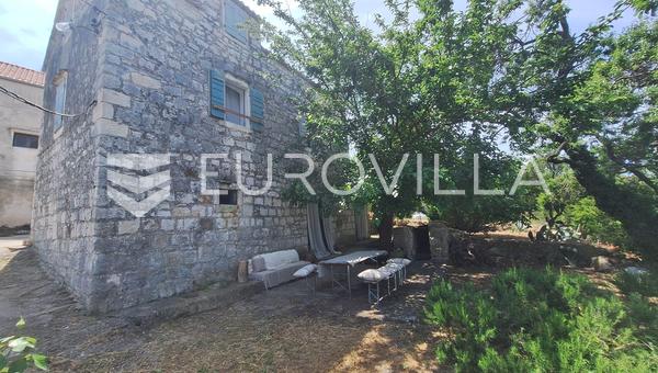 Vis, Marinje Zemlje, samostojna kamnita hiša