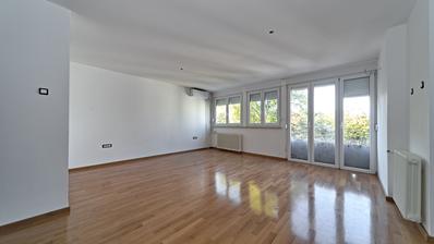 Sjenjak, en renoveret toværelses lejlighed med et samlet areal på 65,68 m² til salg.