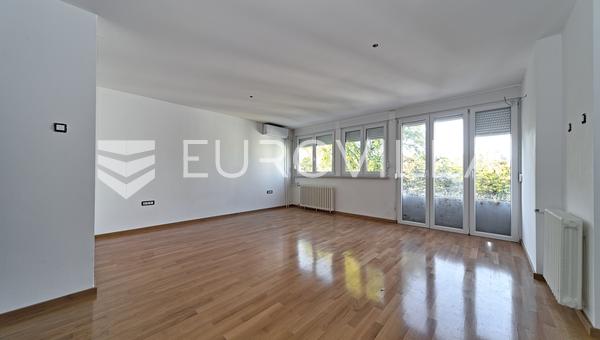 Sjenjak, en renovert toromsleilighet med et totalt areal på 65,68 m² til salgs.