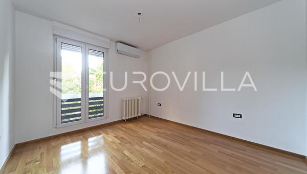 Sjenjak, eladó egy felújított két hálószobás lakás, összesen 65,68 m² alapterülettel.