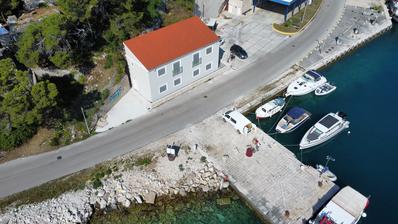Brač, Selca, prvi red do mora kuća s apartmanima i poslovni prostor