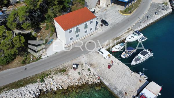 Brač, Selca, prvi red do mora kuća s apartmanima i poslovni prostor
