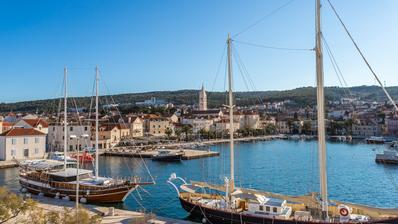 Brač, Supetar - zemljište s građevinskom dozovolom za gradnju stambene zgrade