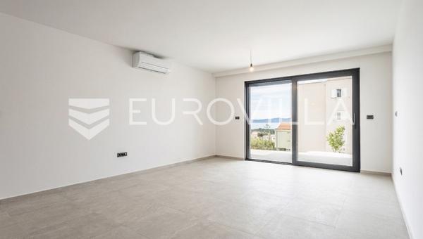 Makarska, apartamento de dos dormitorios con terraza y vistas al mar en una nueva promoción