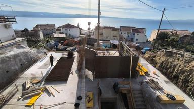 Omis Rivierası, modern yeni bir yapının ikinci katında tek yatak odalı daire, 62,64 m²