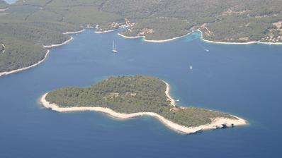 Korčula Adası, Vela Luka, Trstenik adacığında harabe bir bina bulunan arazi