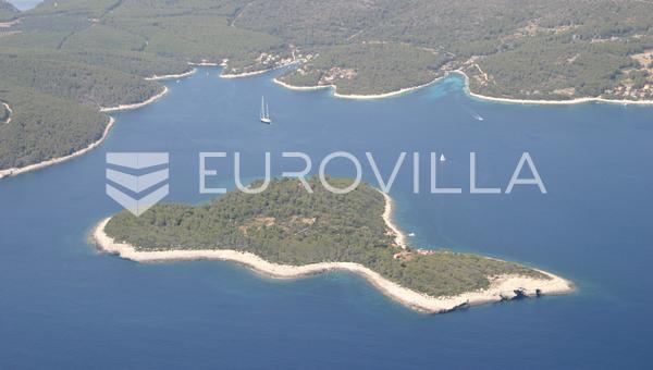 Øen Korčula, Vela Luka, jord med en ruinbygning på øen Trstenik