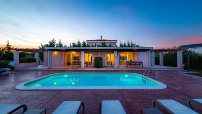 Zadar, Nin, Žerava moderní vila s bazénem, hrubá obytná plocha 163 m²