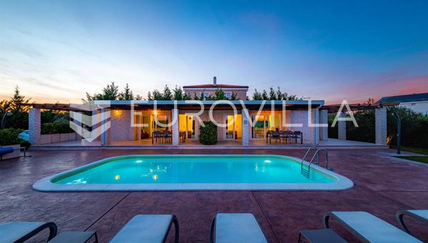 Zadar, Nin, Zerava: moderna villa con piscina, superficie bruta habitable de 163 m²