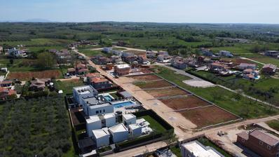 Istra, Kaštelir, građevinsko zemljište 4054m2 s projektom i pravomoćnom građevinskom dozvolom