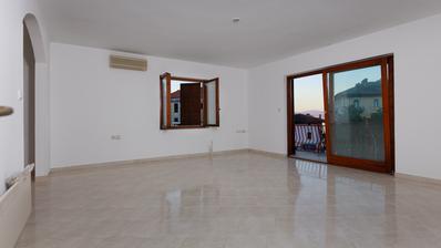 Lovran, centar, četverosoban stan od 109 m², pogled na more, 20 m od plaže