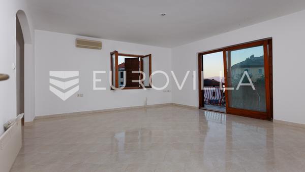 Lovran, apartamento, centro, a 150 m del mar, 3 habitaciones, sala de estar, vista al mar