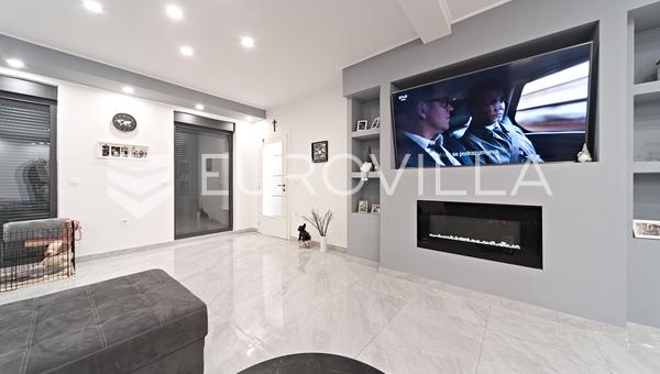 Valpovo, prodaja nove, luksuzne kuće s pet spavaćih soba i garažom, površine 260 m²