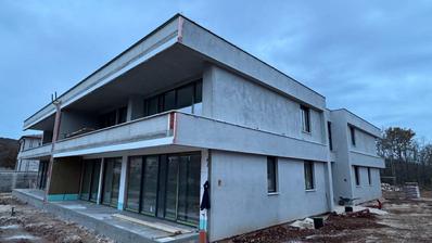 Rovinj, okolica, prostrani stan u modernoj novogradnji s dva parkirna mjesta