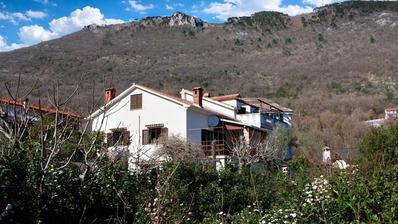 Mošćenička draga, prostrana nekretnina sa 7 etažiranih jedinica, na parceli od 893 m²