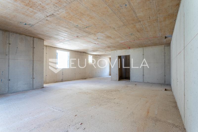 Makarska, eine Zweizimmerwohnung im ersten Stock mit einer geräumigen Terrasse - 1
