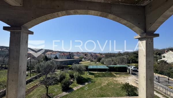 Ístria, Rovinjsko selo, 2 apartamentos em estado bruto, jardim inacabado de 591 m²