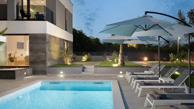 Zara, Zaton, casa moderna con piscina in posizione tranquilla