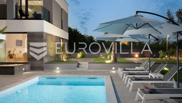 Zara, Zaton, casa moderna con piscina in posizione tranquilla
