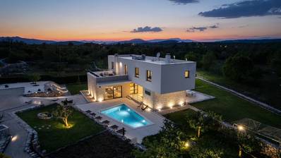Trilj, Ugljane prekrasna villa s bazenom