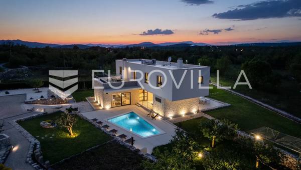 Trilj, Ugljane prekrasna villa s bazenom