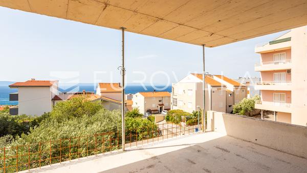 Makarska, tágas, kétszobás lakás tengerre néző kilátással egy új épületben