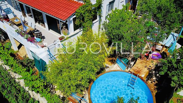 Hvar, dreistöckiges Haus mit zusätzlichem Baugrundstück