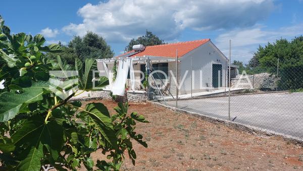 Bračin saari, Škrip, Kartano