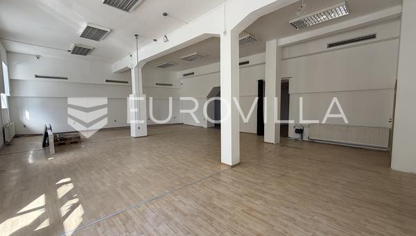 Osijek, centro da cidade, espaço comercial para alugar, área de 220 m2.