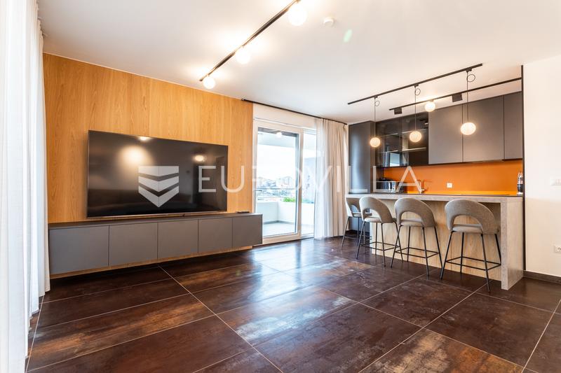 Split, jednosoban stan s prostranom terasom