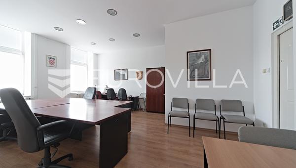 Osijek, Centro, oficina de 70 m² en alquiler
