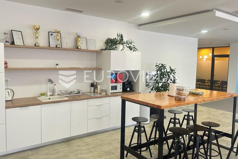 Split'te ticari bir binada geniş ve modern ofis alanı. - 7