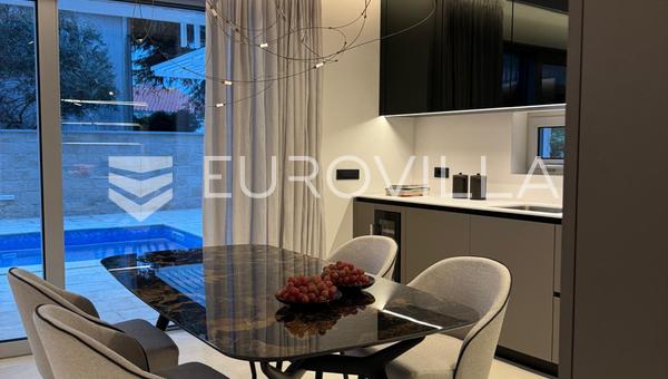 Krk, lujoso apartamento de tres habitaciones, 93 m² OBRA NUEVA