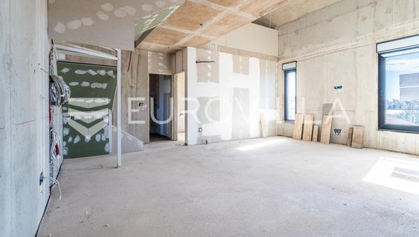Trogir, háromszobás duplex lakás loggiával