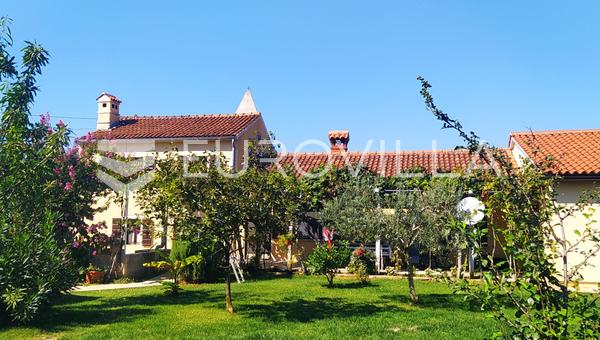 Istria, Marcana, espaciosa casa familiar con un amplio jardín y un apartamento en el centro de Kavran
