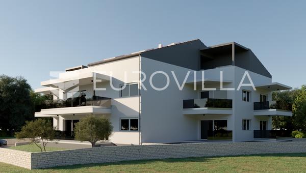 Isztria, Rovinj, földszinti háromszobás lakás, 106,61m² nettó hasznos alapterülettel garázzsal.