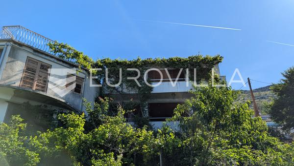Gornja Podstrana, laillistettu paritalo, jonka kokonaisbruttoala on 331 m²