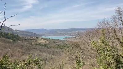 Istra, okolica Pazina, poljoprivredno zemljište s pogledom na jezero
