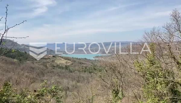 Ístria, área de Pazin, terreno agrícola com vista para o Lago Butoniga