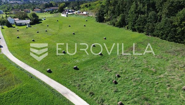 Pazin, Rijavac - terreno edificável único rodeado pela natureza.