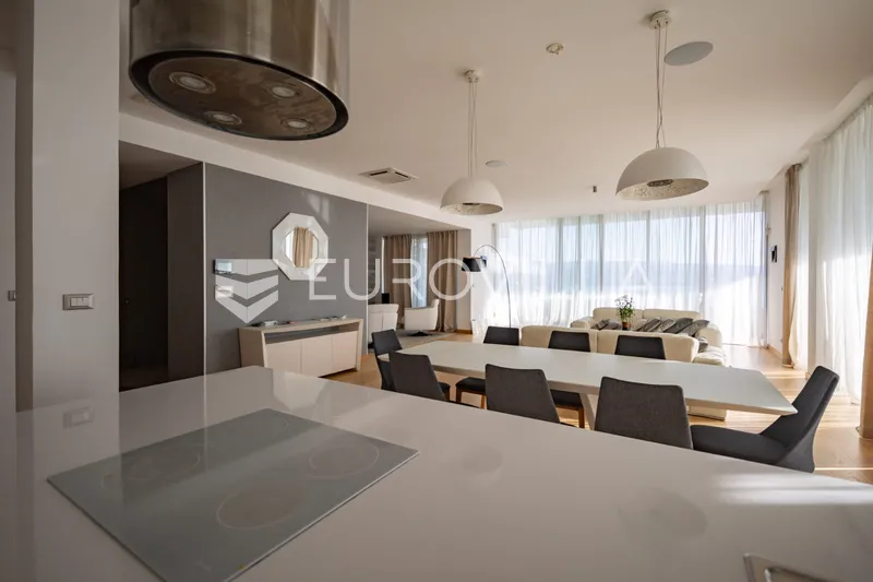 Opatija, Ičići, spektakularna dizajnerska vila NKP 753 m2 32