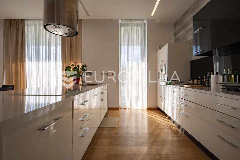 Opatija, Ičići, spektakularna dizajnerska vila NKP 753 m2 34
