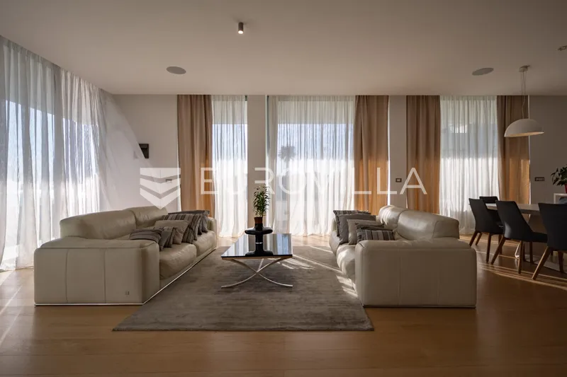 Opatija, Ičići, spektakularna dizajnerska vila NKP 753 m2 29
