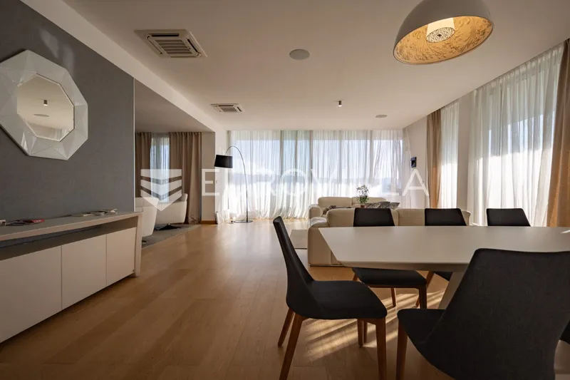 Opatija, Ičići, spektakularna dizajnerska vila NKP 753 m2 31