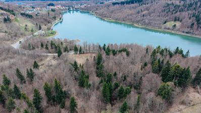 Fuzine, exklusiv 15 025 m² tomt vid Bajersjön med bygglov för en turistanläggning.