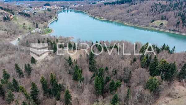 Fuzine, Bajer Gölü kenarında, turistik tesis için konum izni olan 15.025 m²'lik özel arsa.