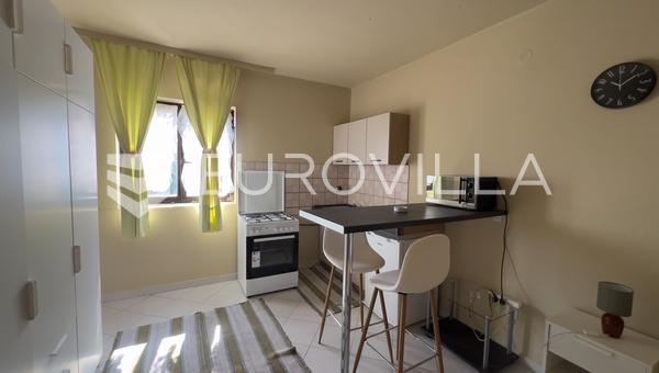 Istra, Poreč okolica, prostrani stan podijeljen u 3 studio apartmana na mirnoj lokaciji