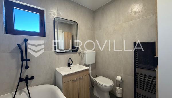Dakovo, Centro de la ciudad - Moderno apartamento de tres dormitorios en el 2º piso